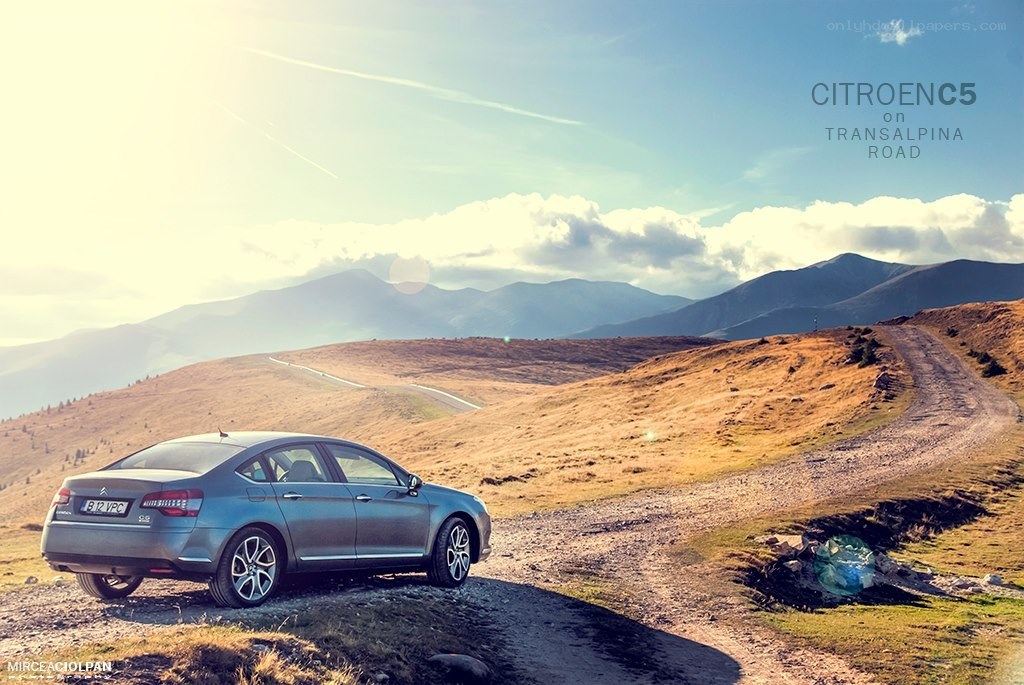 Citroen C5 on Transalpina Road