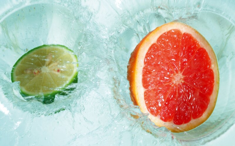 Citrus fruits in splashing water