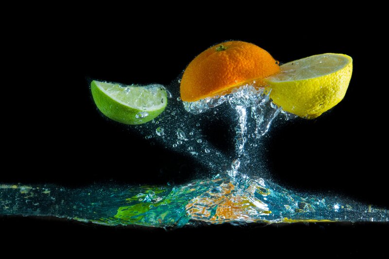 Citrus fruits splashing in water