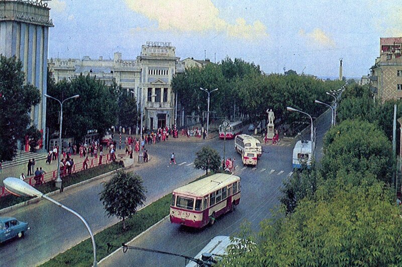 City street with buses and pedestrians
