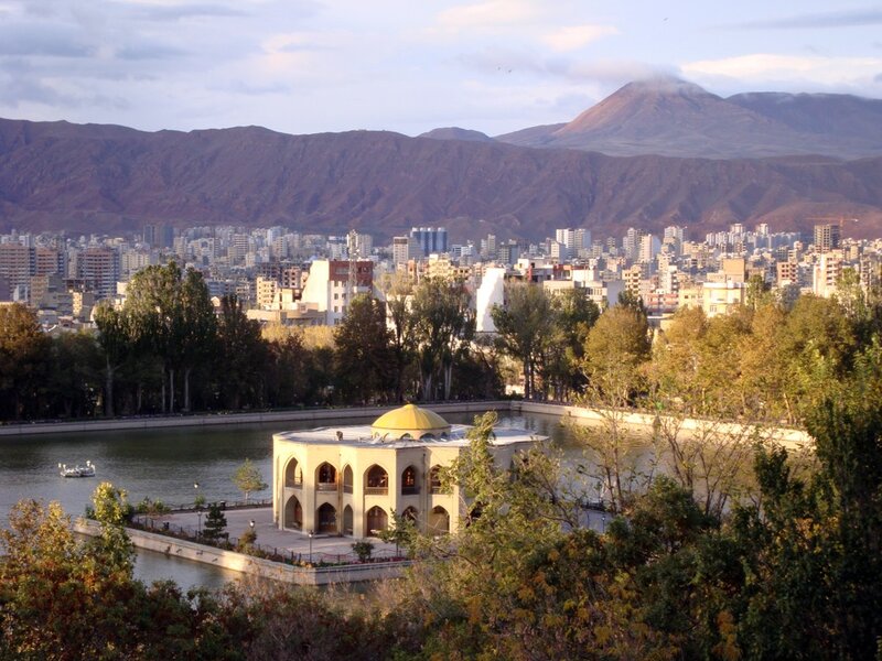 City view with lake and mountain