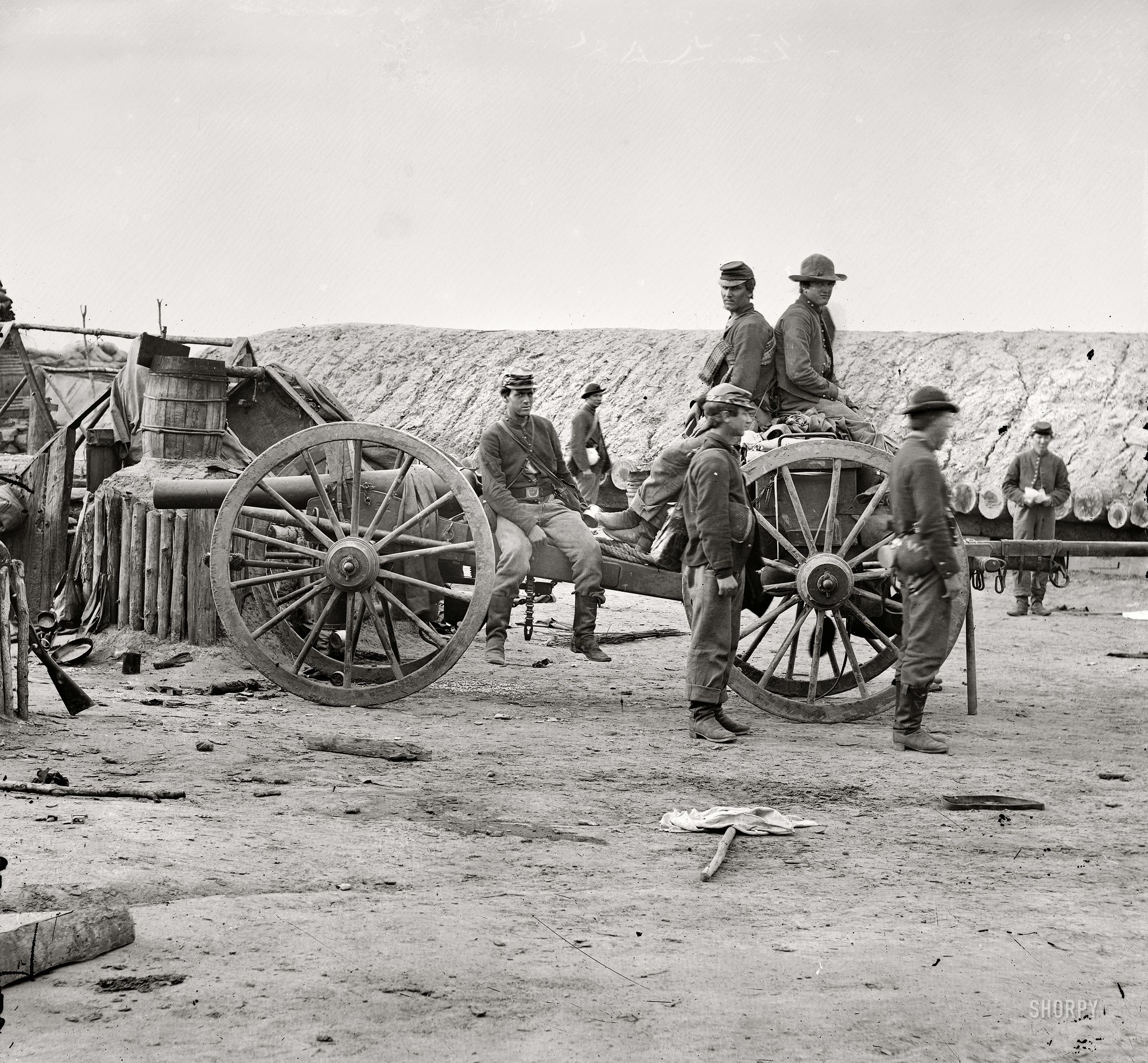 Civil War artillery crew
