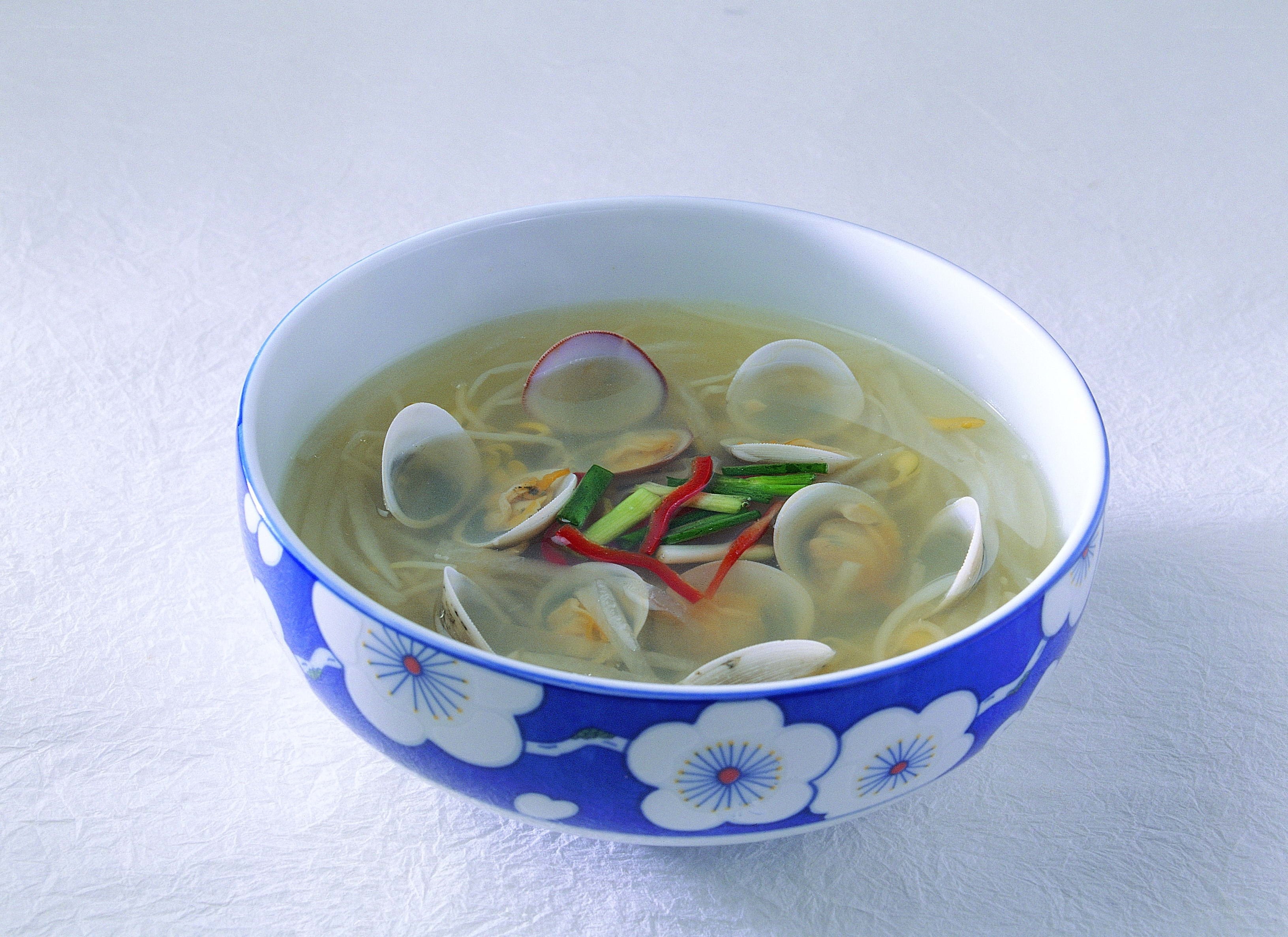 Clam and noodle soup