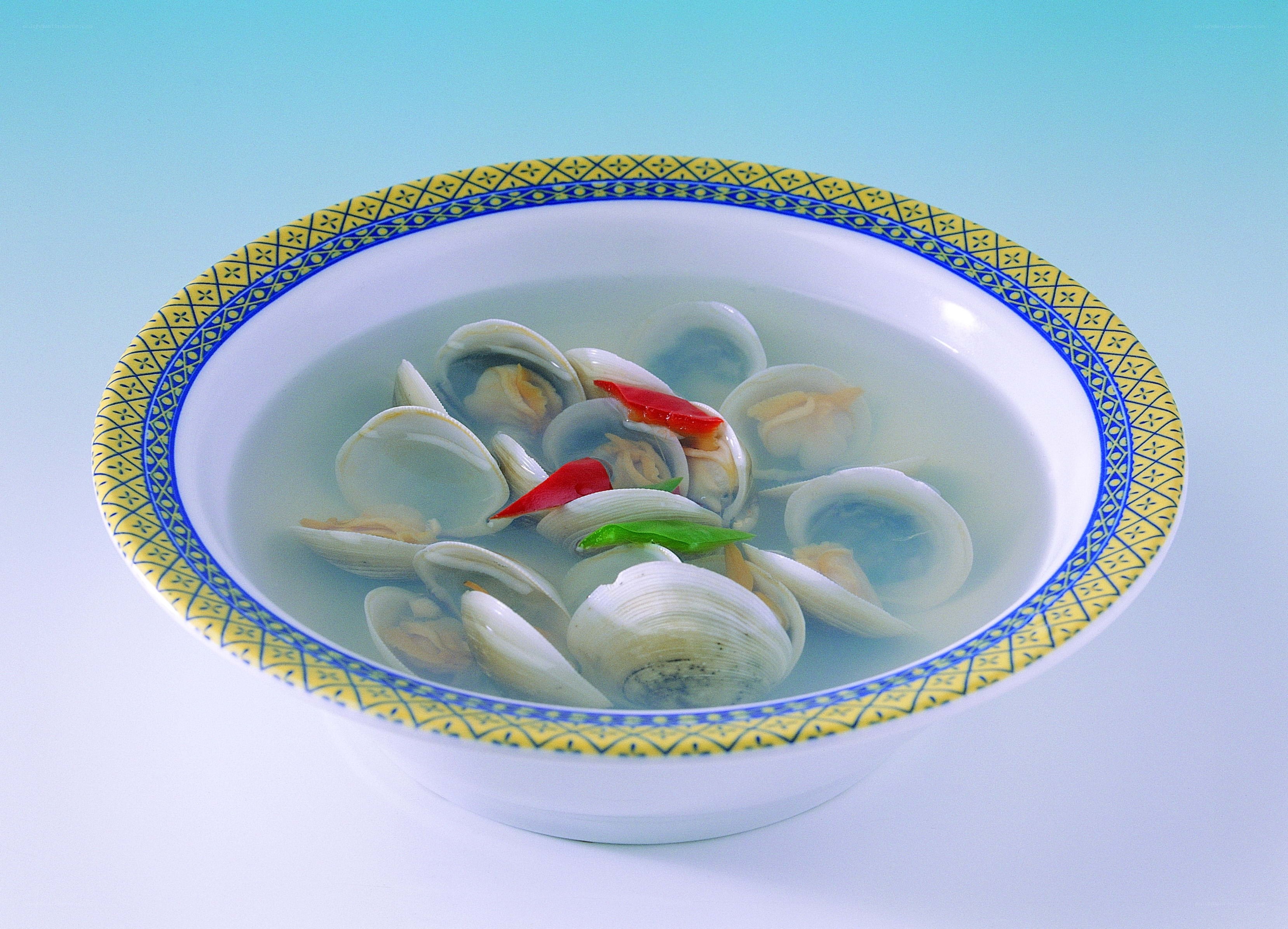 Clams in clear broth