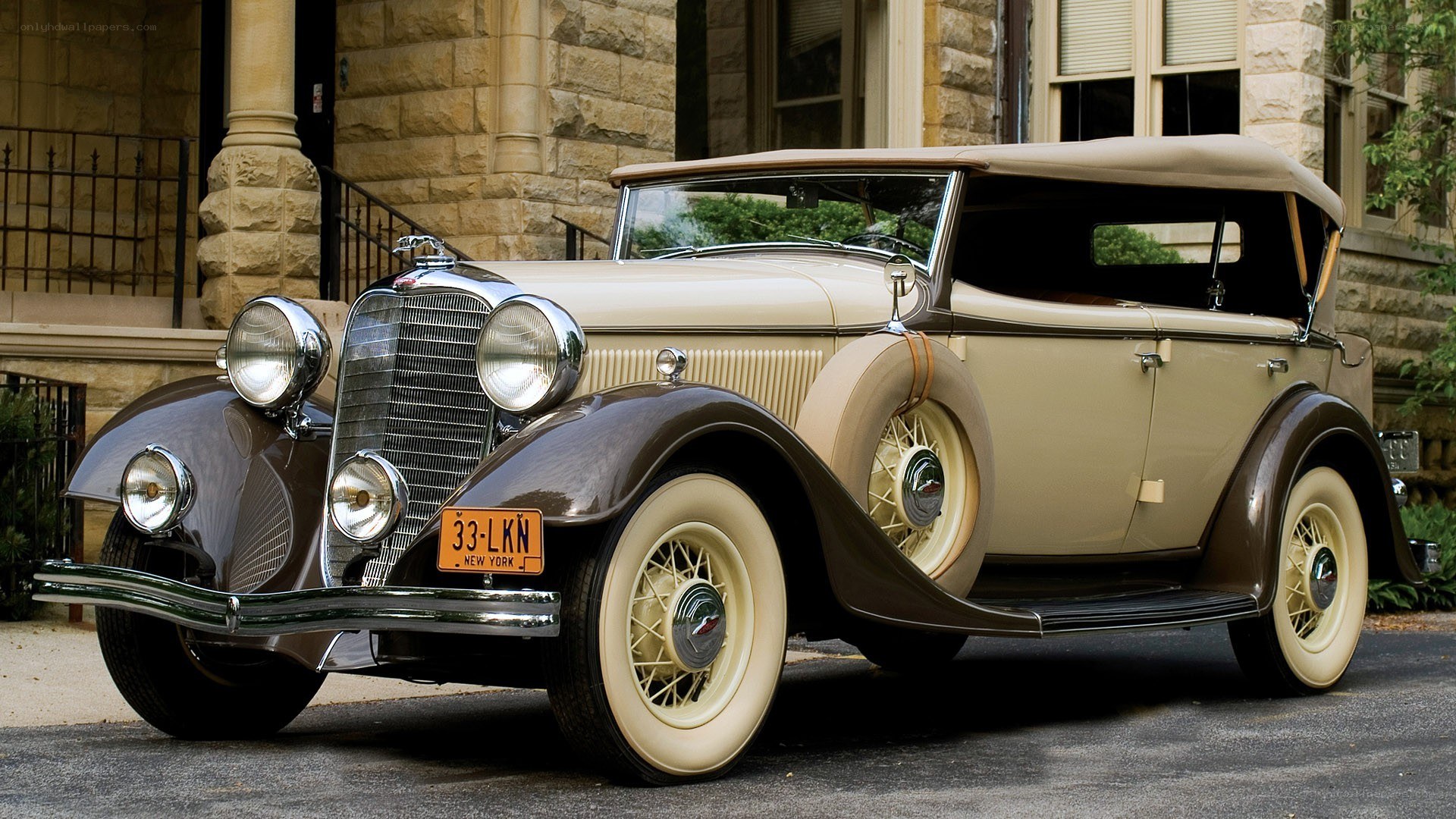 Classic 1930s convertible car