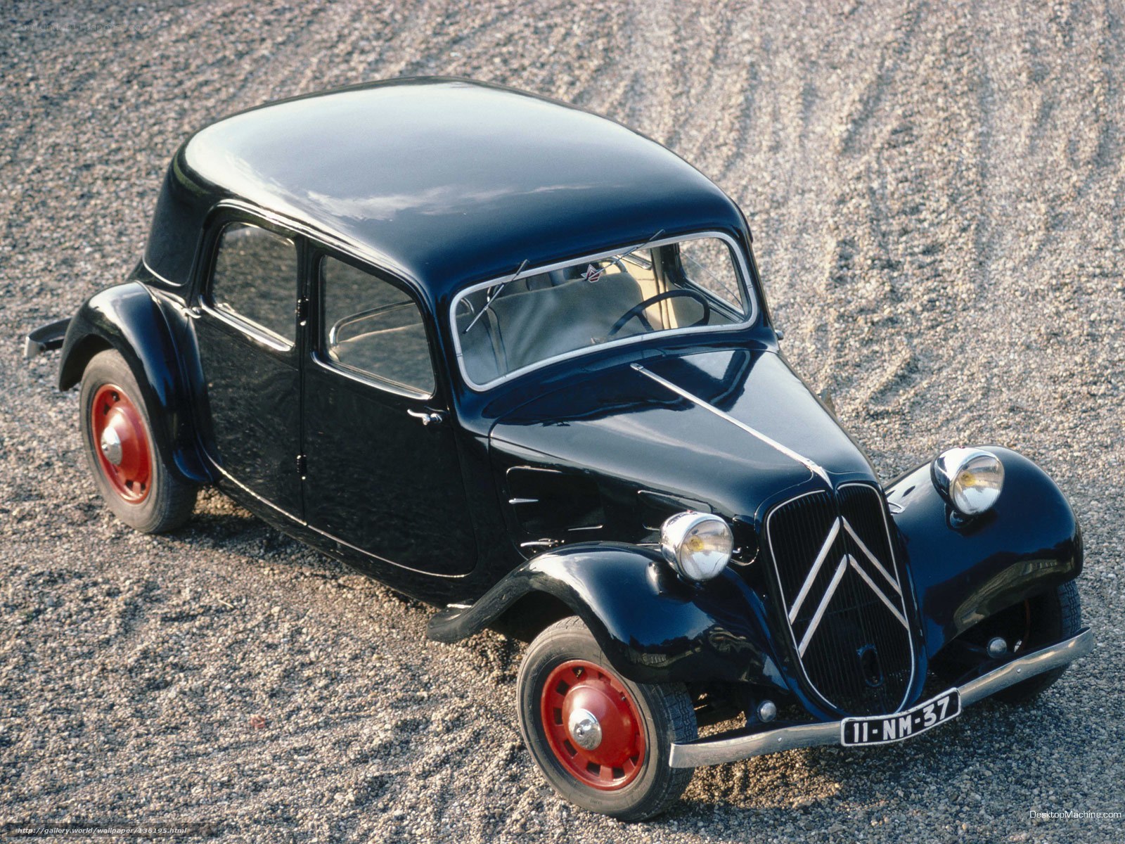 Classic black Citroën 11-37