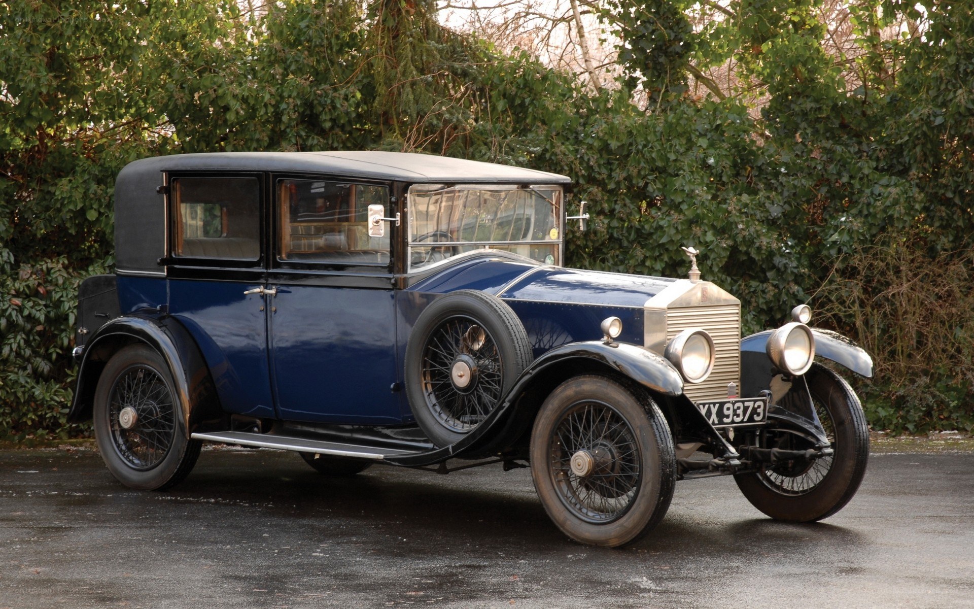 Classic blue Rolls-Royce car