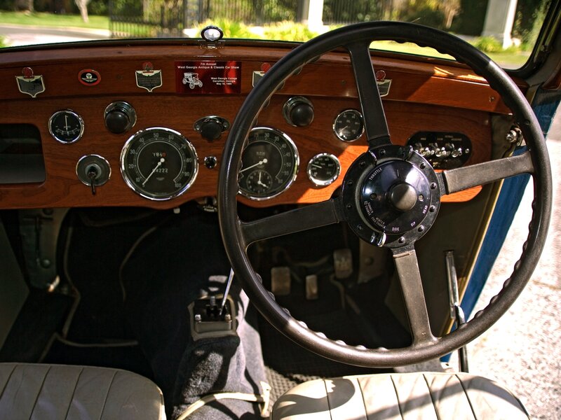Classic Car Dashboard — Brown