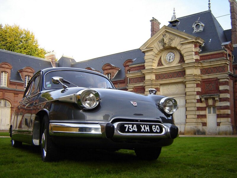 Classic car in front of a chateau