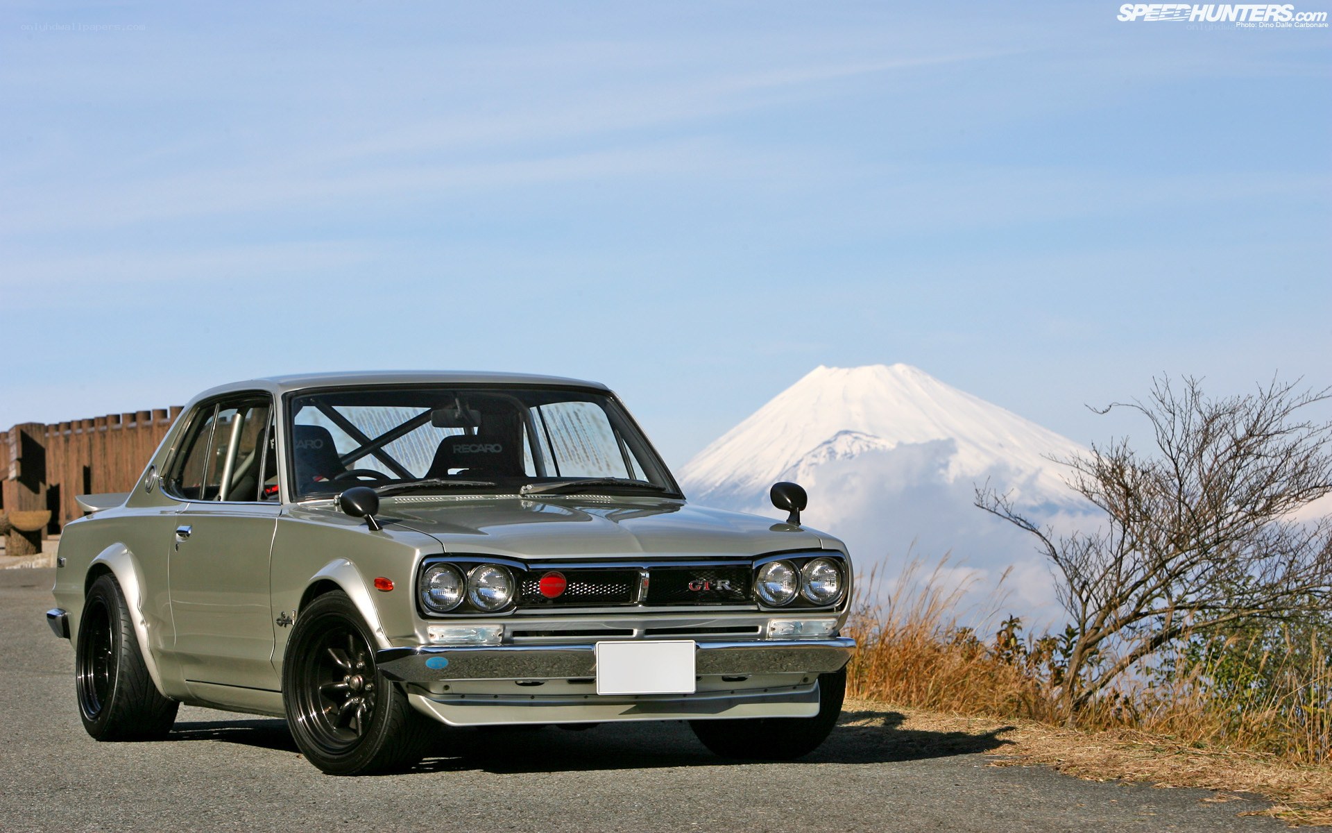 Classic car with Mount Fuji