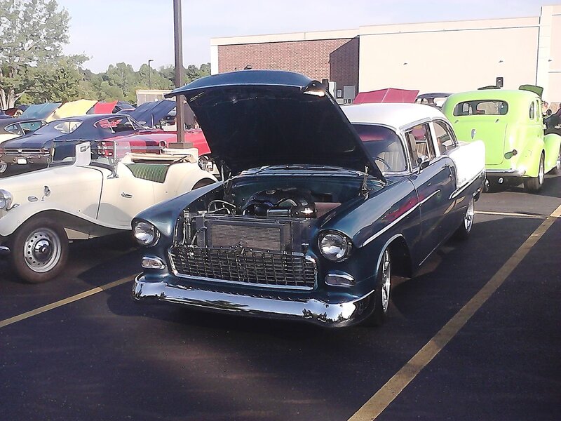 Classic Car with Open Hood — Blue, Calm