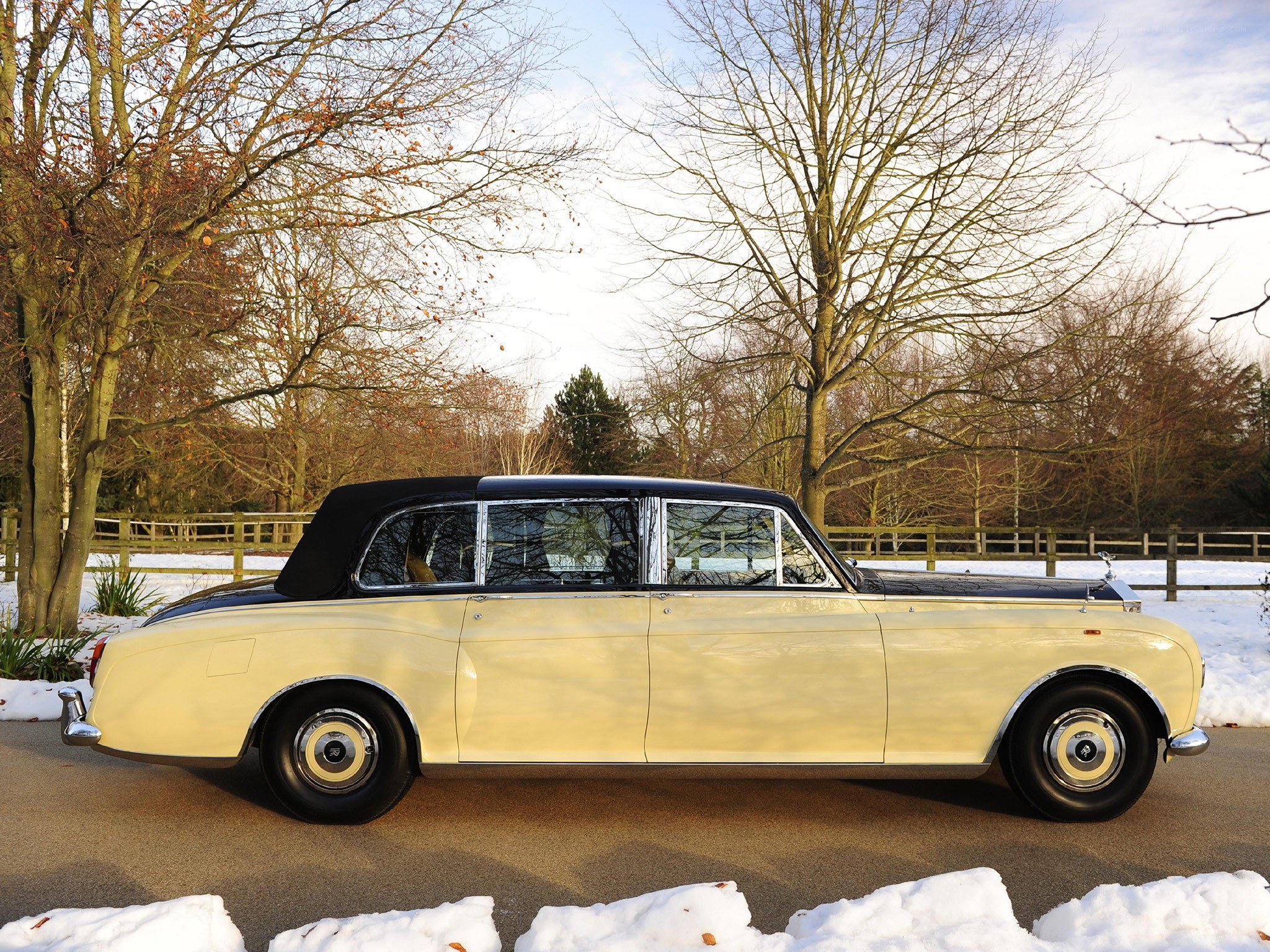 Classic cream Rolls-Royce in winter