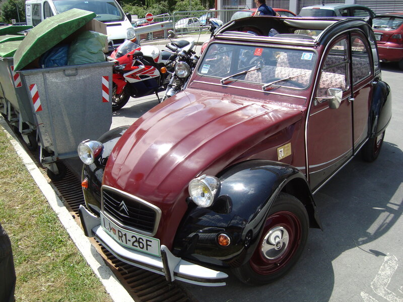 Classic maroon Citroën 2CV car