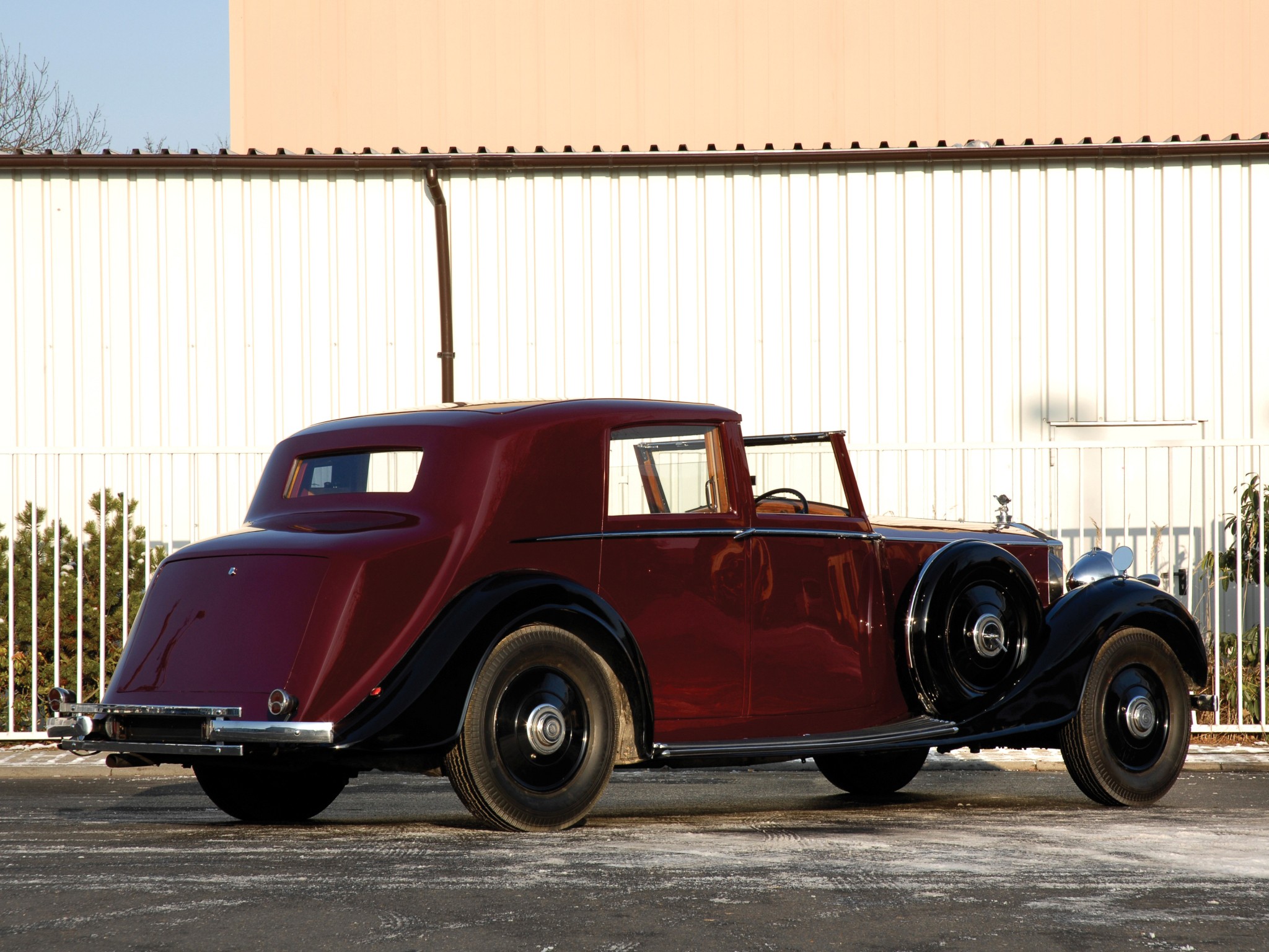 Classic maroon Rolls-Royce car