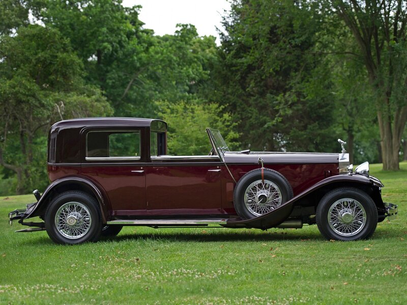 Classic maroon Rolls-Royce car