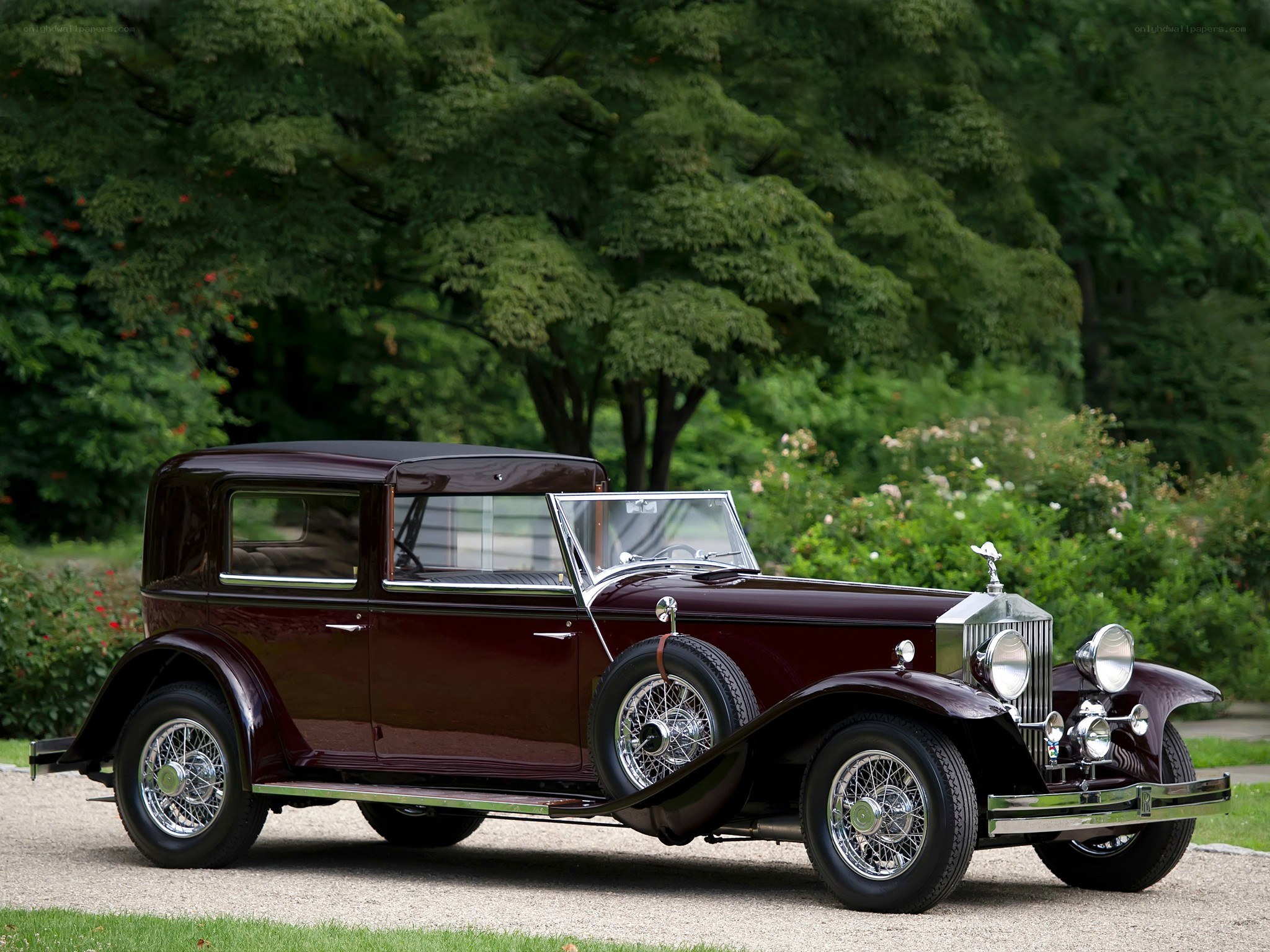 Classic maroon Rolls-Royce car