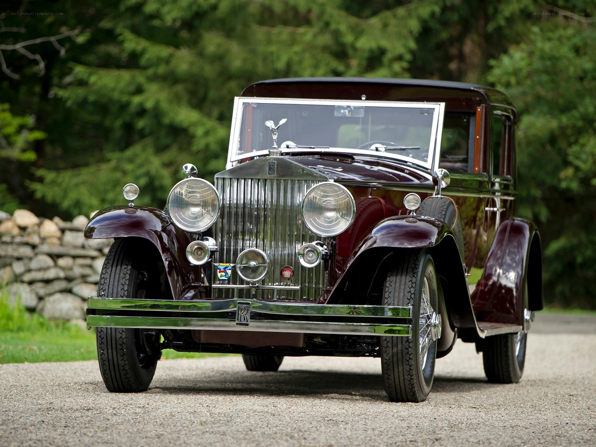 Classic maroon Rolls-Royce car