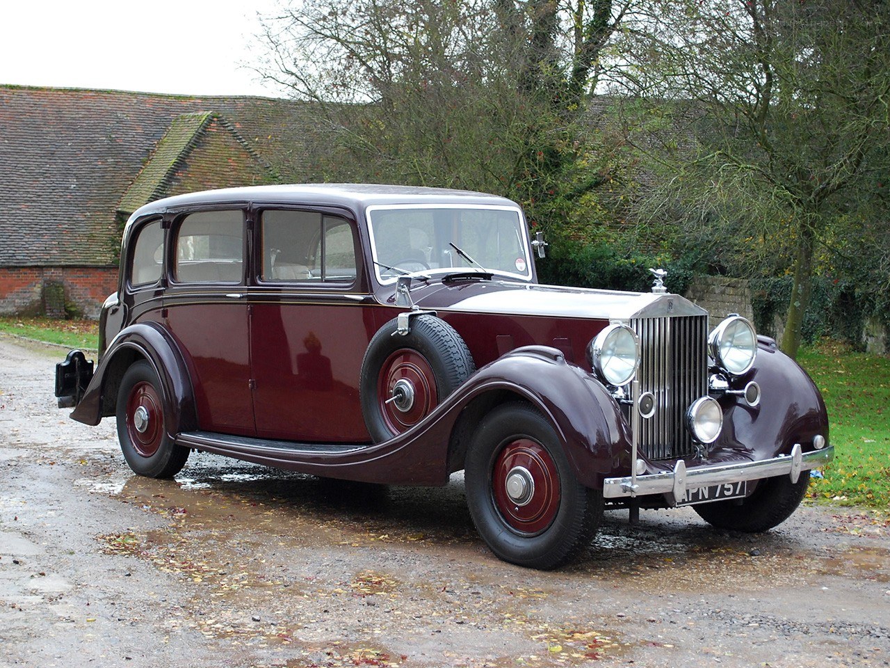 Classic maroon Rolls-Royce car