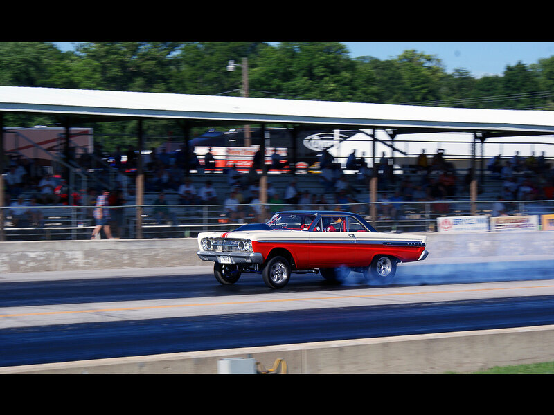 Classic Red and White Car — Dynamic