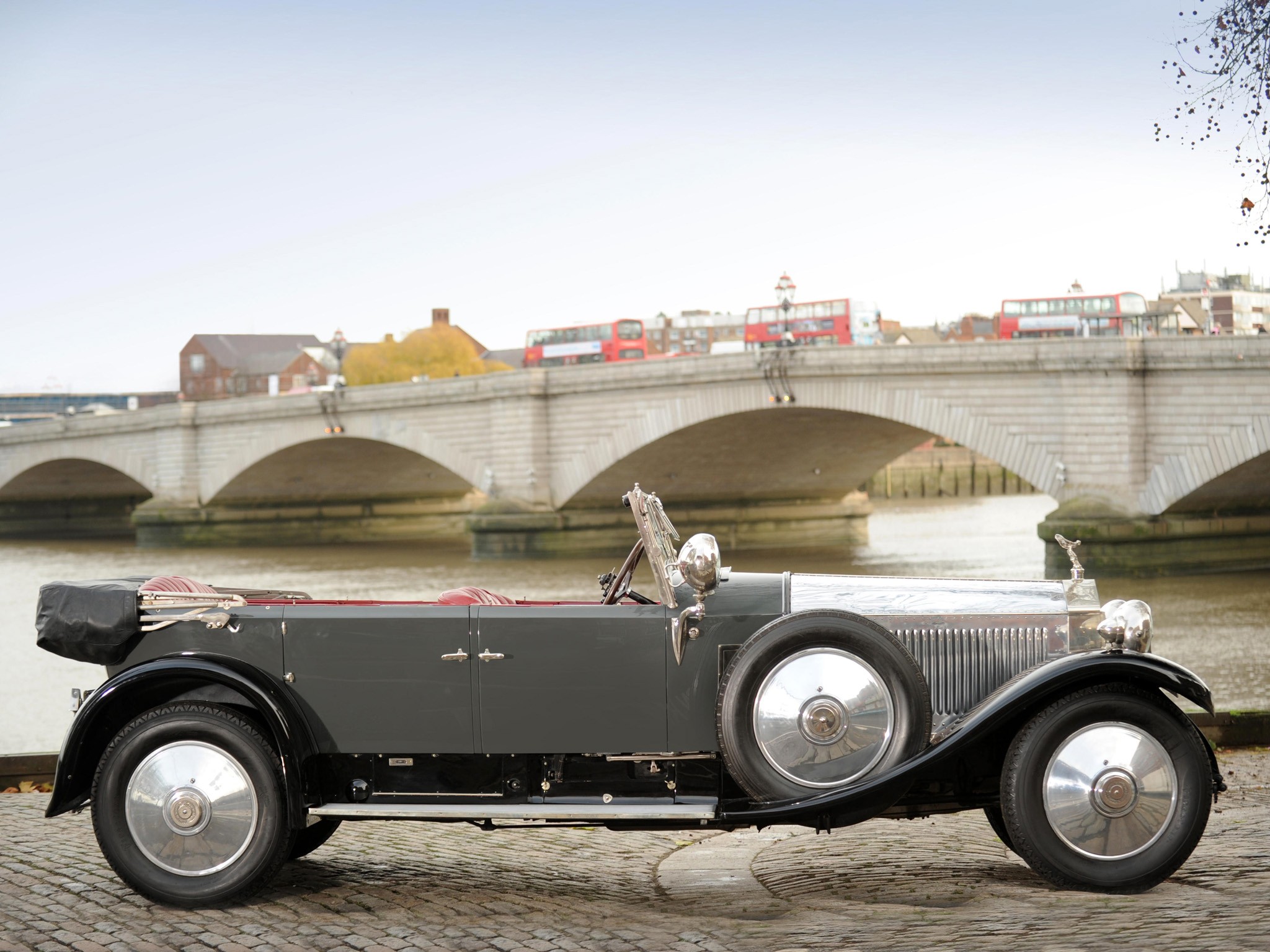Classic Rolls-Royce by the river