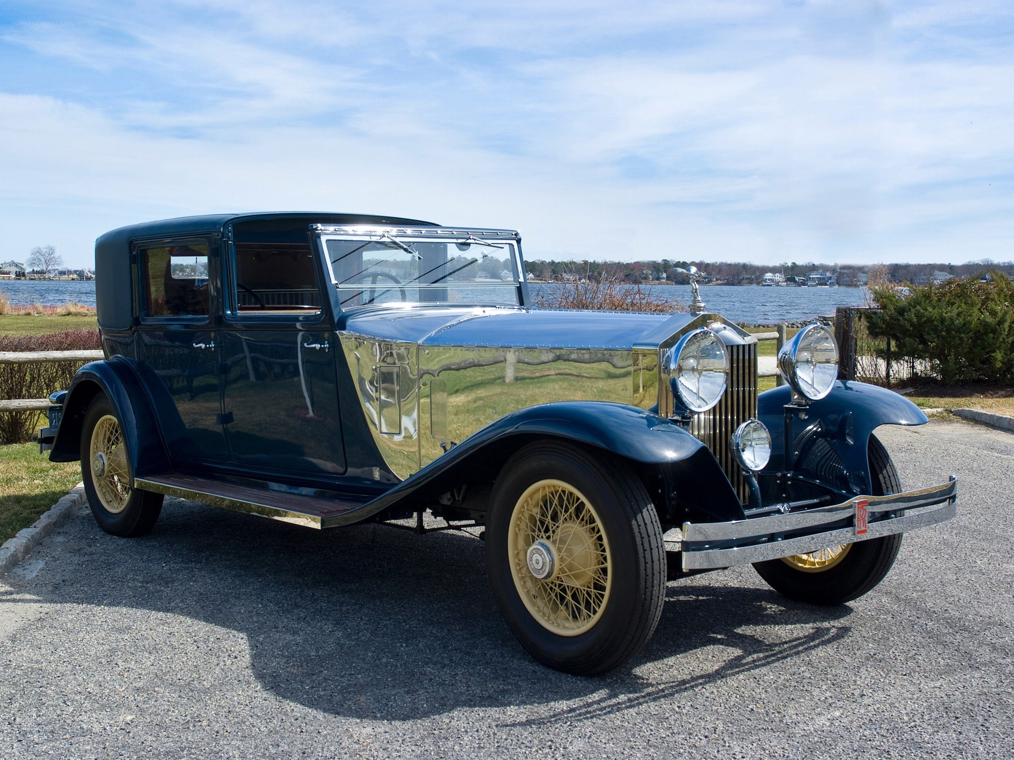 Classic Rolls-Royce by the water