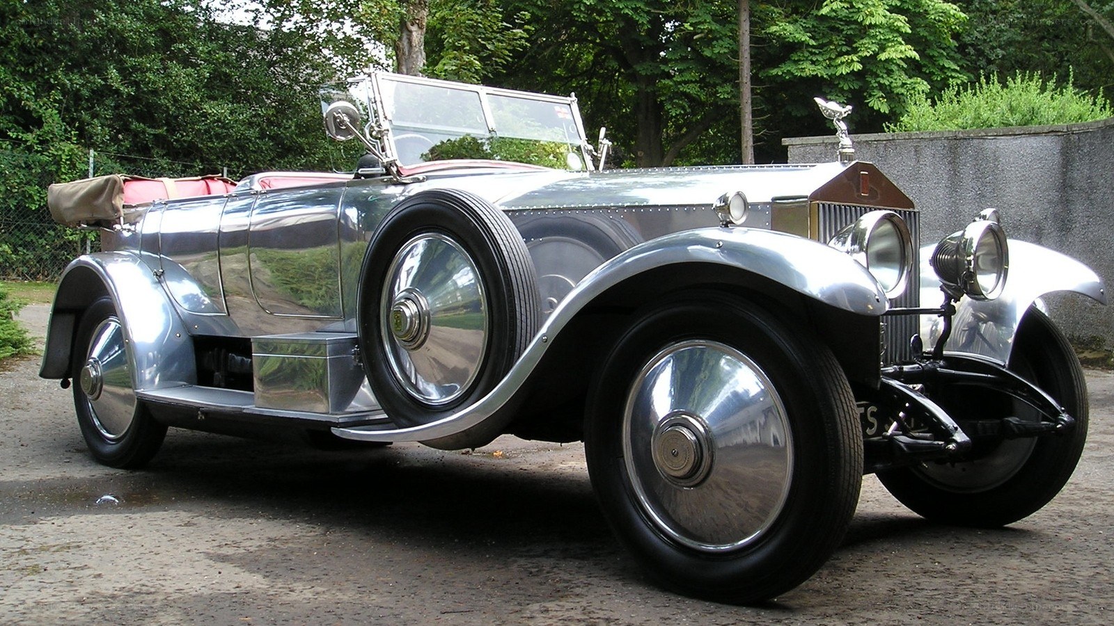 Classic silver Rolls-Royce car