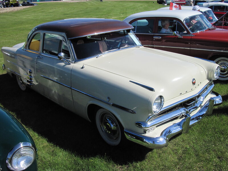 Classic Two-tone Car — White, Calm