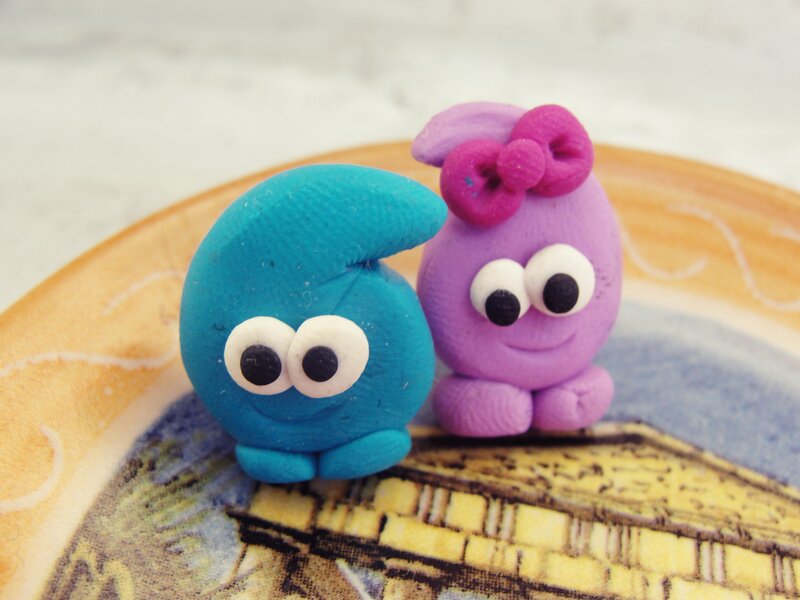 Clay figurines on a plate