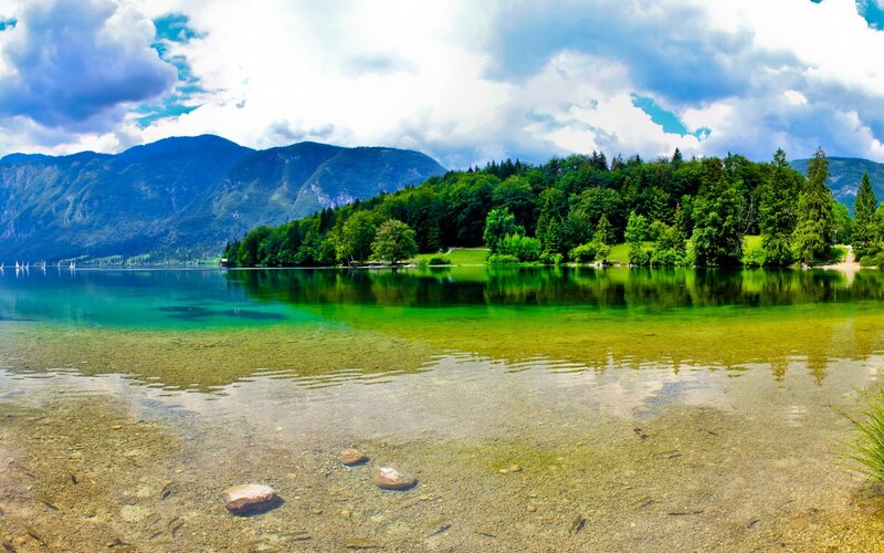 Clear Lake with Mountains — Green, Serene, Afternoon, Photograph, Trees, Sailboats