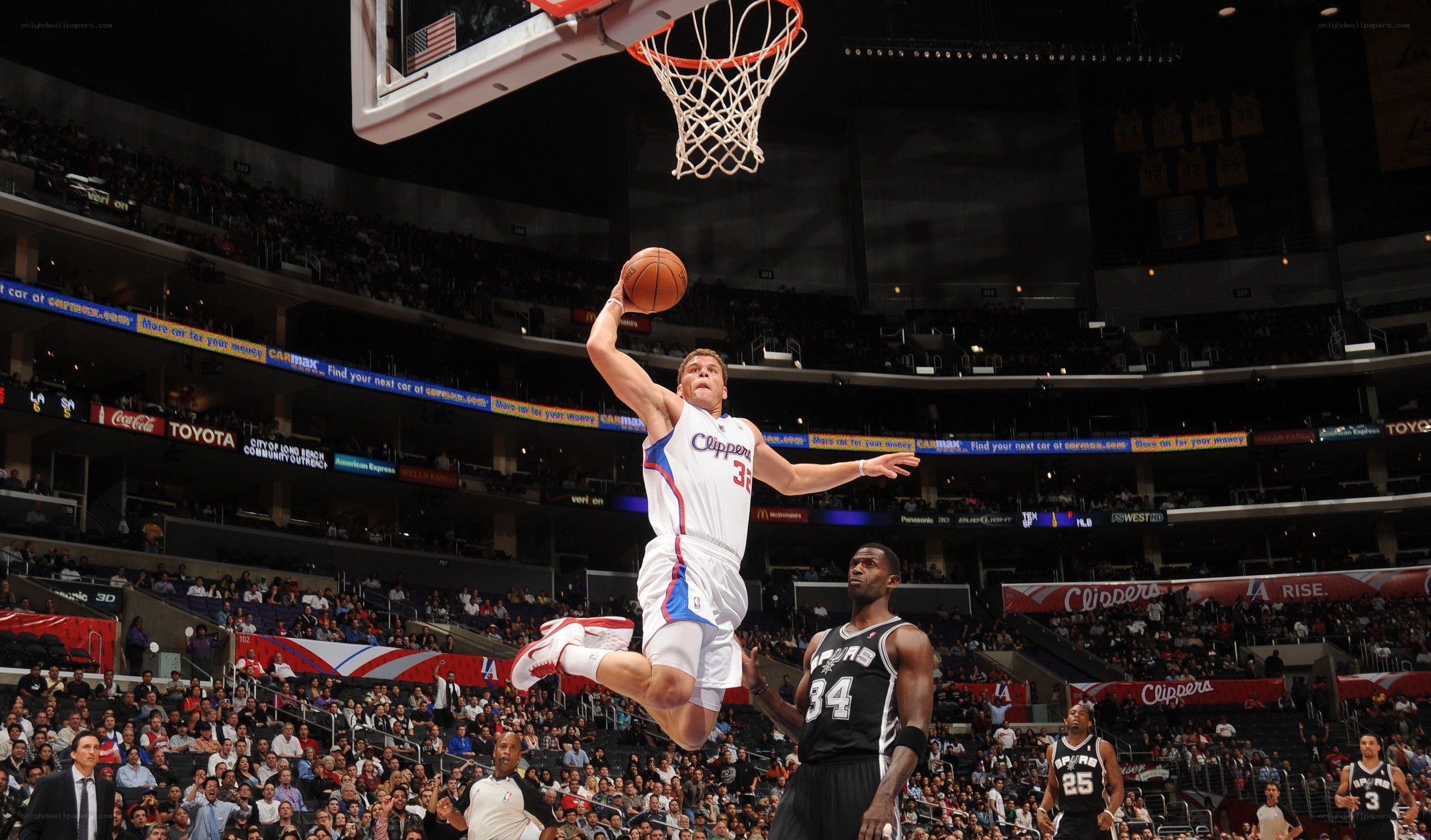 Clippers player dunks in game