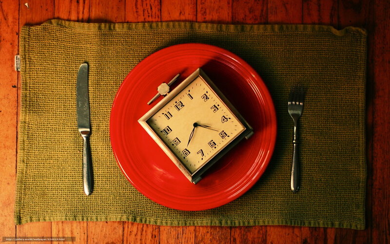 Clock on a dinner plate