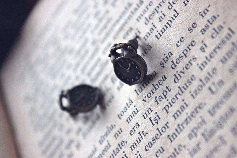 Clock-shaped Earrings