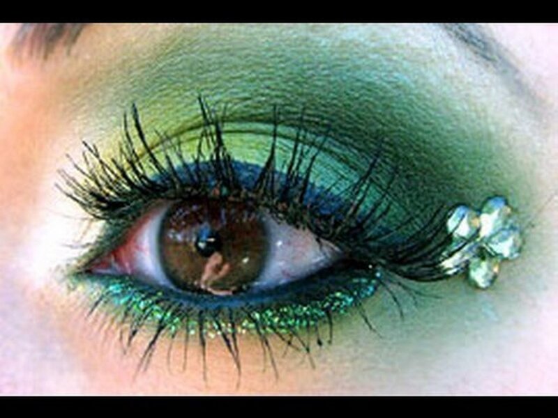 Close-up of an Eye — Green, Dramatic, Photograph, Eyelashes, Glitter