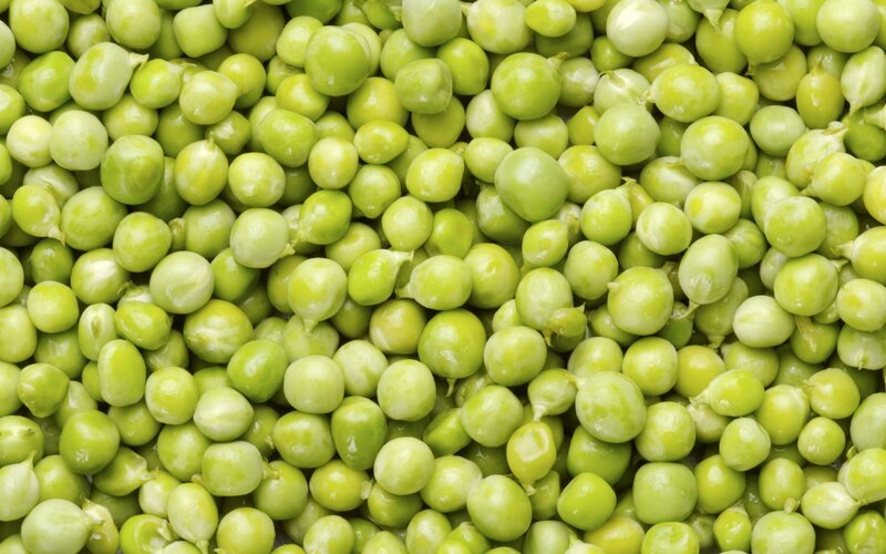 Close-up of green peas