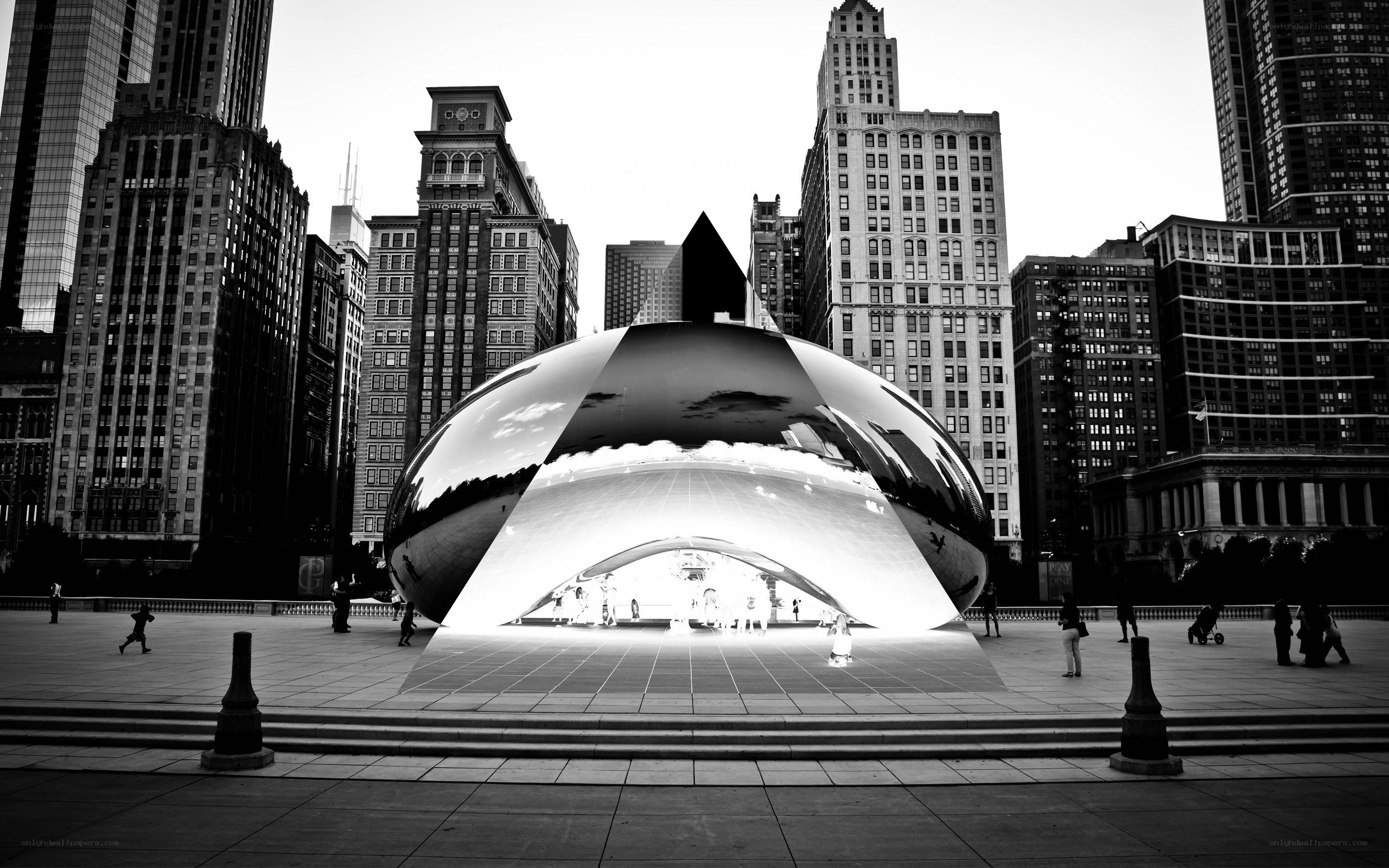 Cloud Gate sculpture in Chicago