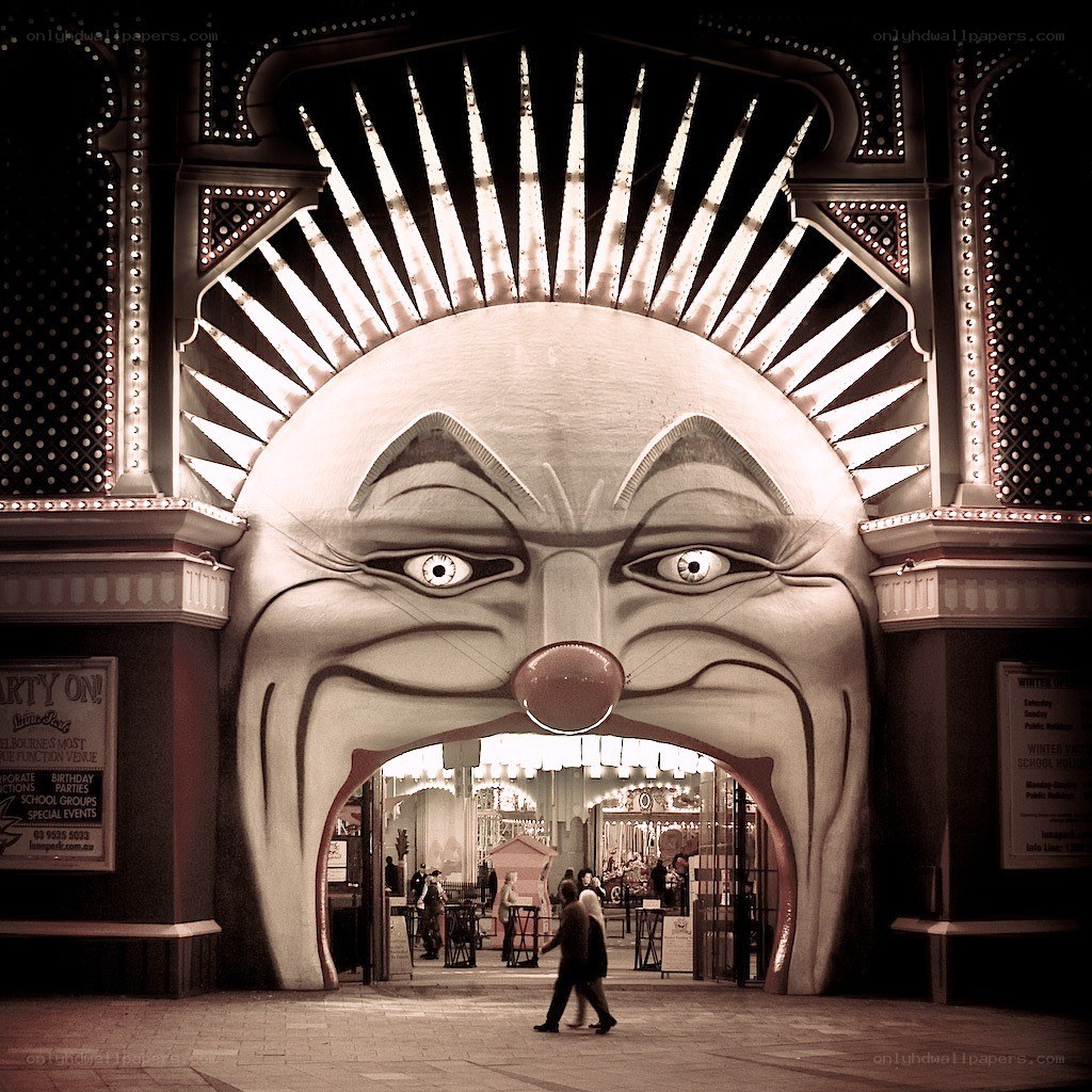 clown face entrance arch