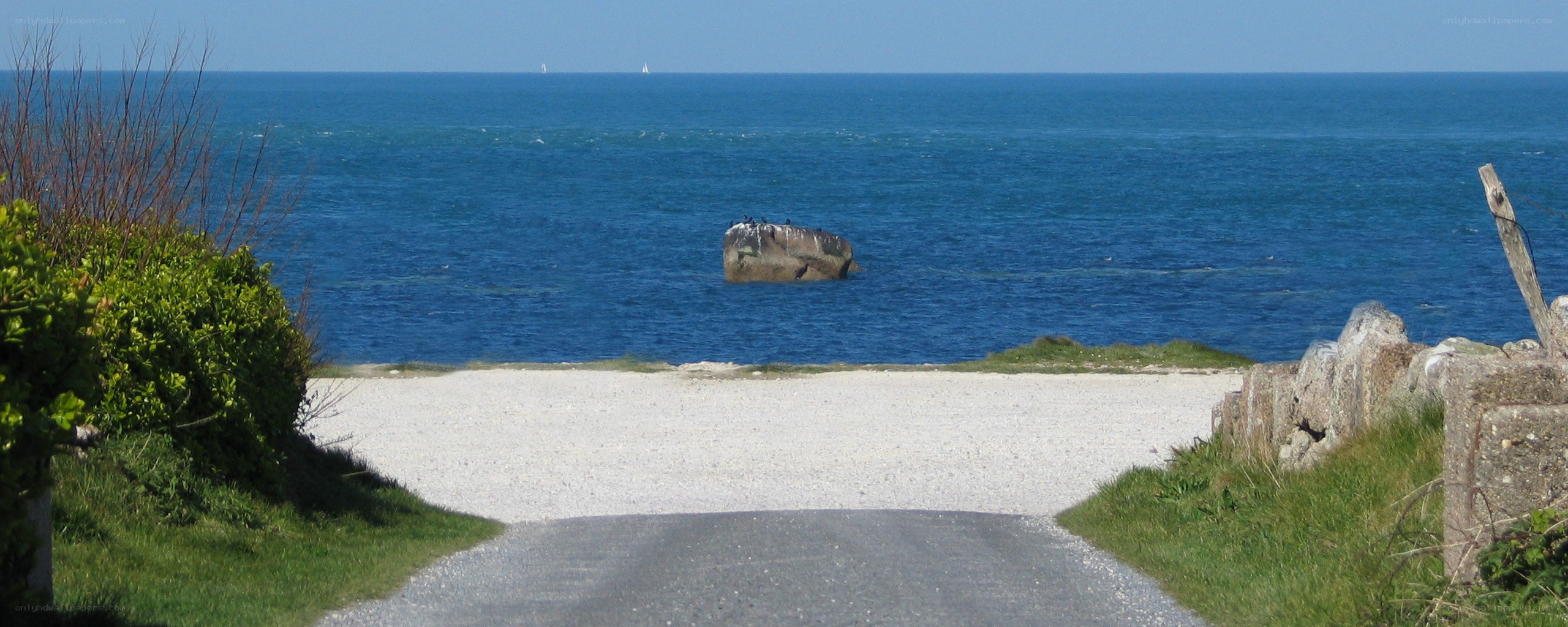 Coastal path to the sea