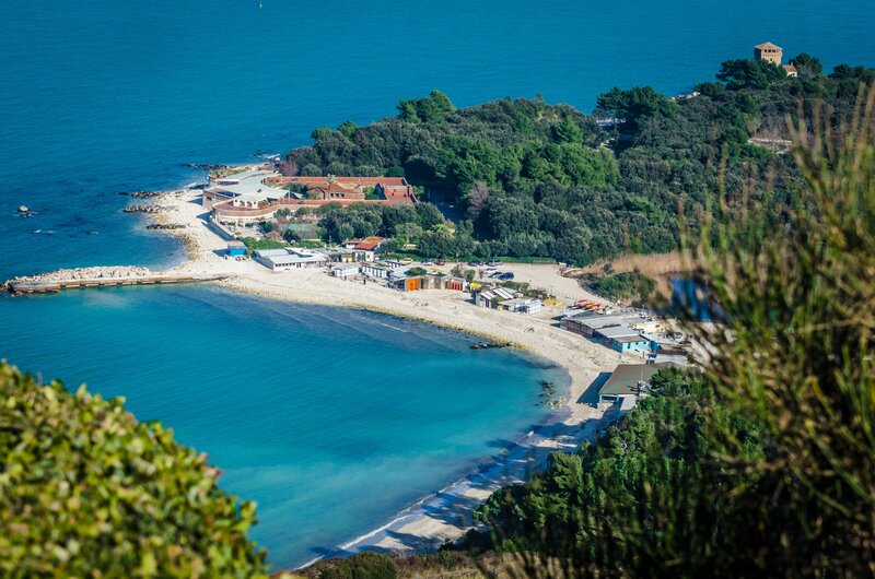 Coastal Resort Bay — Blue