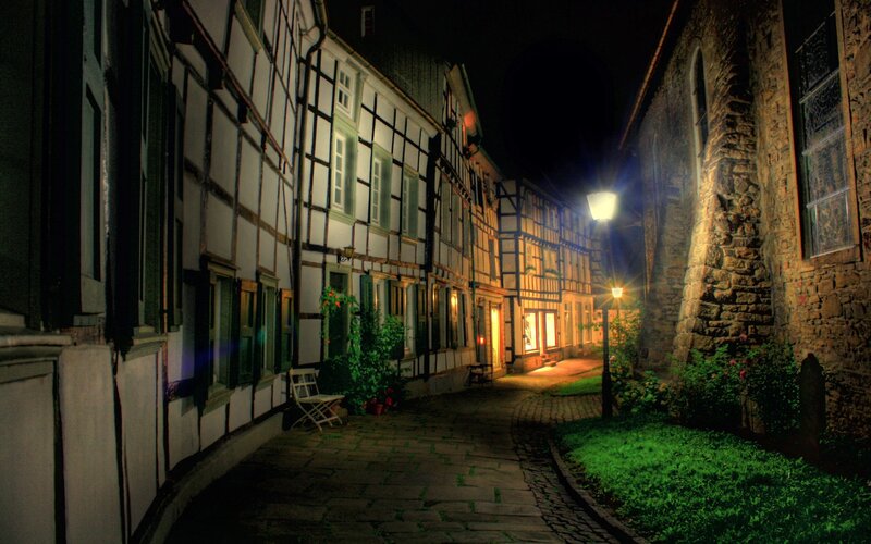Cobblestone Alley at Night — Green