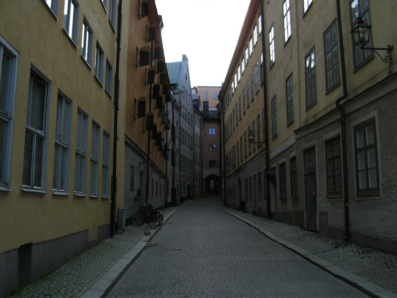 Cobblestone Alleyway — Yellow, Quiet, Morning
