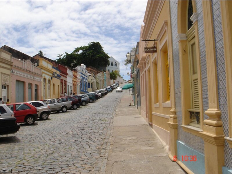 Cobblestone Street with Cars — Yellow