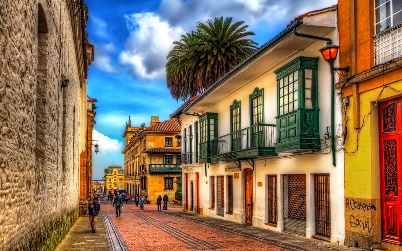 Cobblestone Street with Colonial Buildings — Blue