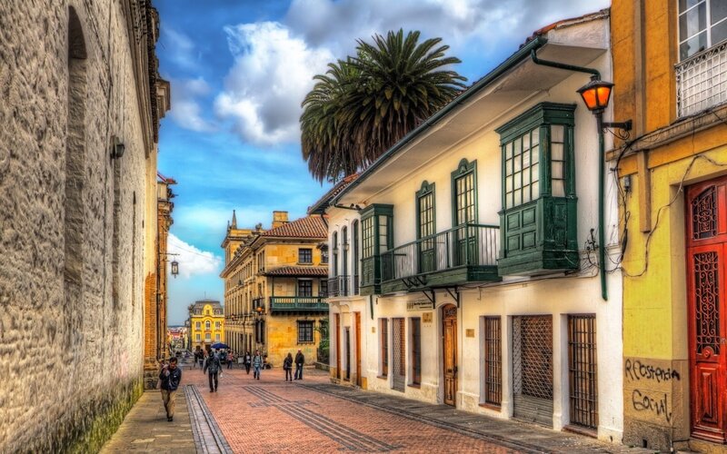 Cobblestone Street with Colonial Buildings — Yellow