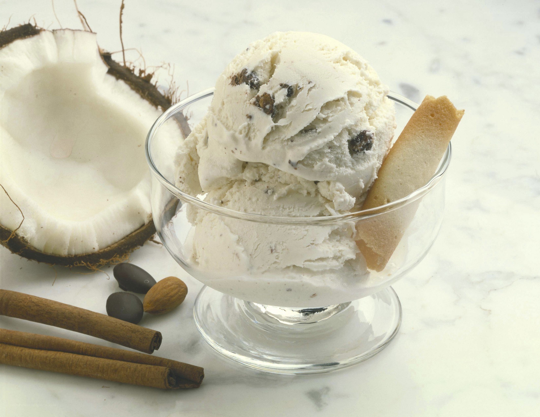 Coconut ice cream with cookies