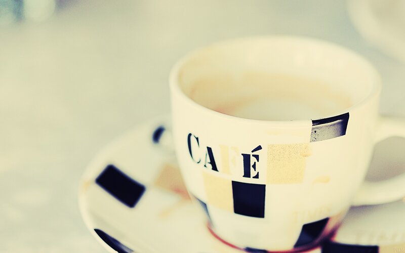 coffee cup with café text
