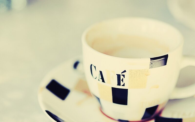 coffee cup with café text