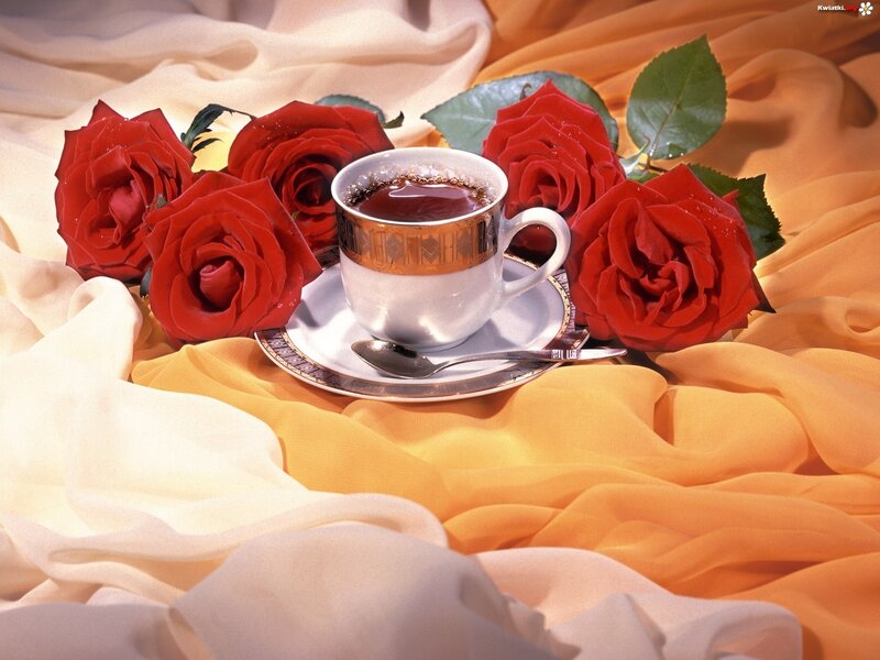 Coffee Cup with Roses — Red, Serene