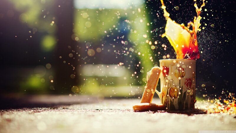 Coffee Mug Splashing — Yellow, Dramatic