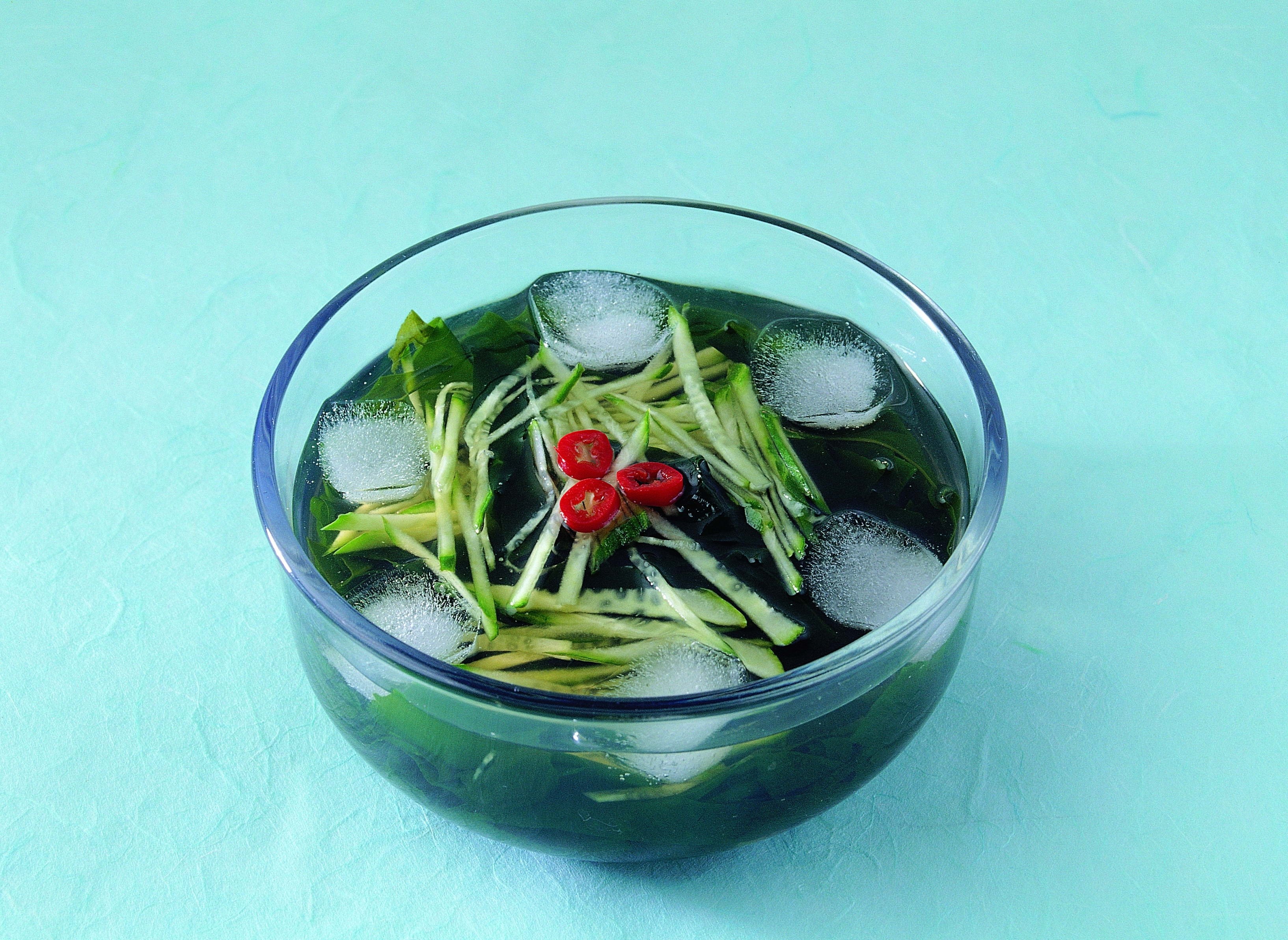 cold seaweed salad with ice