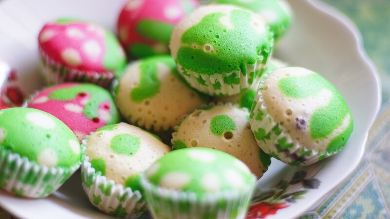 Colorful Cupcakes in Bowl — Green